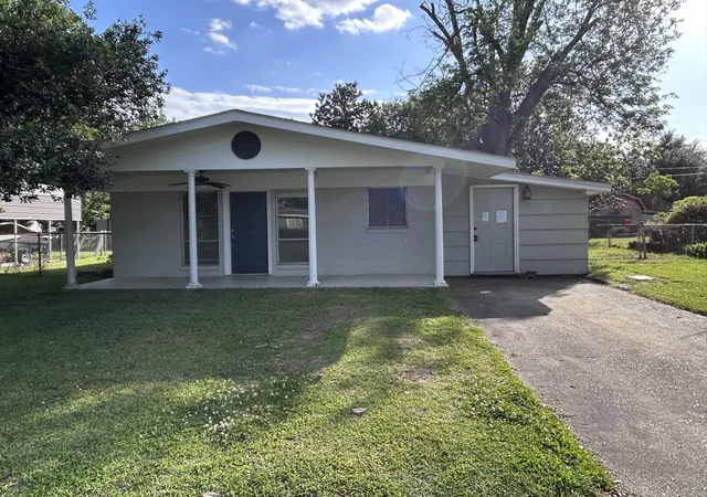 1st image of 1114 Pear St, Vidalia, LA 71373 | MLS# 21265480