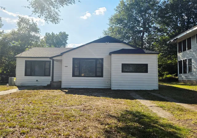 Photo 3 of Single family home for sale at 1000 S Church, Paris, TX 75460 | MLS# 21265529 | Listing updated on 2026-08-29