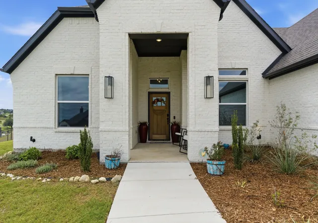 Homes for sale in Weatherford, TX | 404 Oak Meadow Ln, Weatherford, TX 76085 | MLS# 21262580