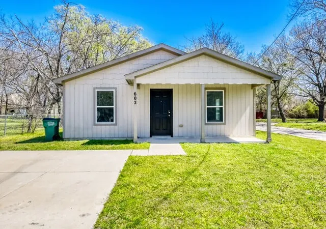 Homes for sale in Gainesville, TX | 602 N Taylor St, Gainesville, TX 76240 | MLS# 21265634