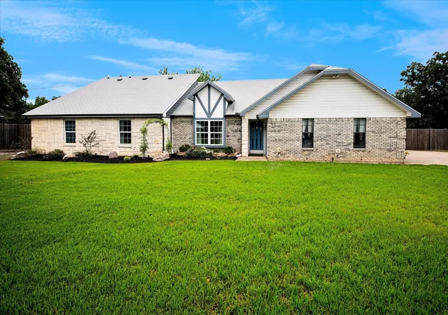 Photo 3 of Single family home for sale at 9716 Windsor Cir, Fort Worth, TX 76140 | MLS# 21263790 | Listing updated on 2026-08-30