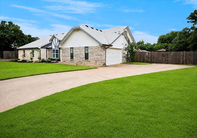 Photo 4 of Single family home for sale at 9716 Windsor Cir, Fort Worth, TX 76140 | MLS# 21263790 | Listing updated on 2026-08-30