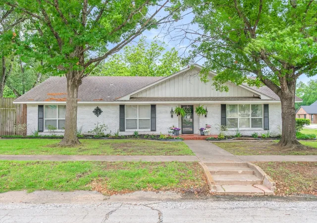 Photo 1 of Single family home for sale at 202 S Houston St, Edgewood, TX 75117 | MLS# 21265681 | Listing updated on 2026-07-25