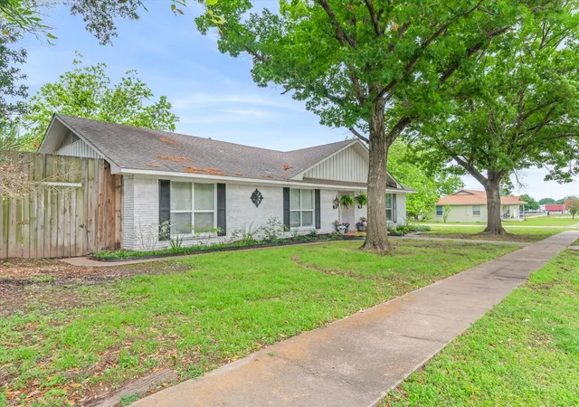 Photo 2 of Single family home for sale at 202 S Houston St, Edgewood, TX 75117 | MLS# 21265681 | Listing updated on 2026-07-25