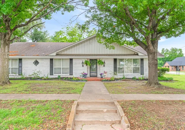 Photo 3 of Single family home for sale at 202 S Houston St, Edgewood, TX 75117 | MLS# 21265681 | Listing updated on 2026-07-25