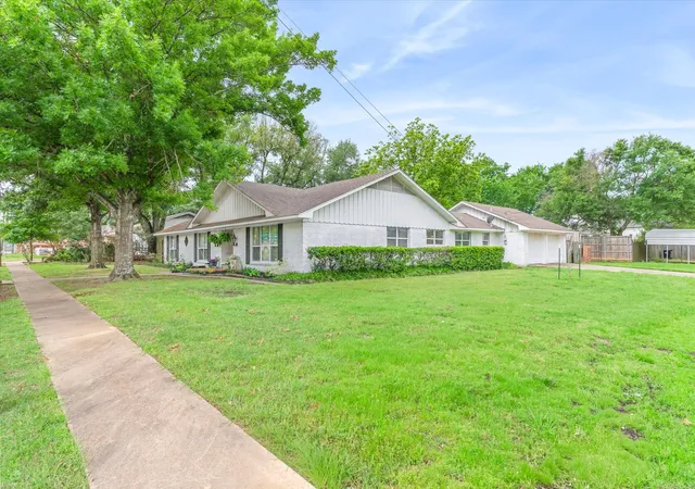 Photo 3 of Single family home for sale at 202 S Houston St, Edgewood, TX 75117 | MLS# 21265681 | Listing updated on 2026-07-25