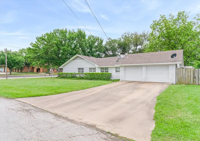 Photo 4 of Single family home for sale at 202 S Houston St, Edgewood, TX 75117 | MLS# 21265681 | Listing updated on 2026-07-25