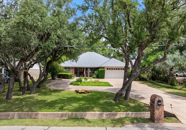 Photo 3 of Single family home for sale at 3808 Fairway Dr, Granbury, TX 76049 | MLS# 21265742 | Listing updated on 2026-10-03