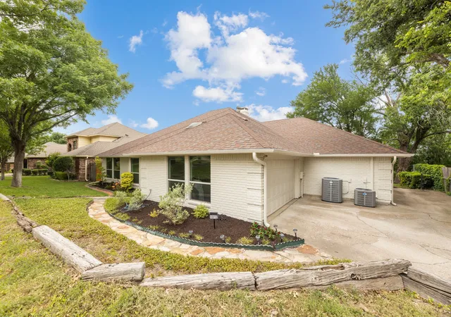 Photo 3 of Sale Pending at 10112 Wandering Way St, Benbrook, TX 76126 | MLS# 21262628 | Listing updated on 2026-08-22