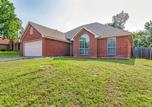 Photo 2 of Sale Pending at 106 King Arthur Ct, Weatherford, TX 76086 | MLS# 21264255 | Listing updated on 2026-07-22