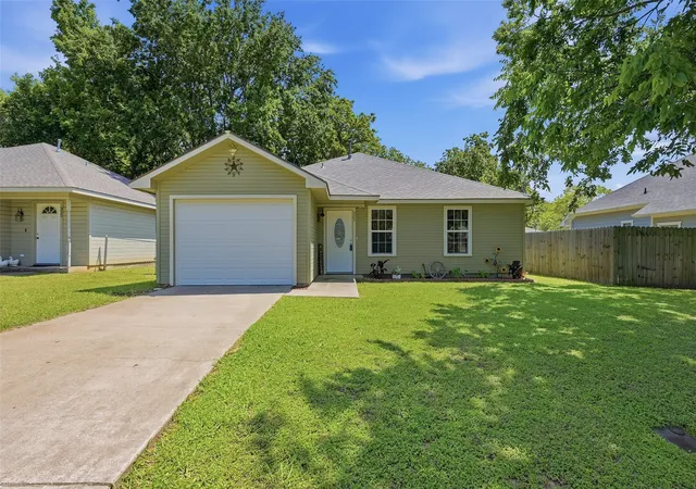 Homes for sale in Pottsboro, TX | 323 Texas St, Pottsboro, TX 75076 | MLS# 21265836