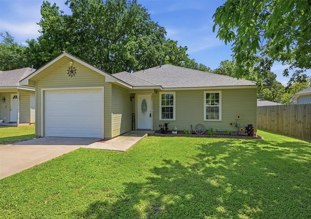 Homes for sale in Pottsboro, TX | 323 Texas St, Pottsboro, TX 75076 | MLS# 21265836