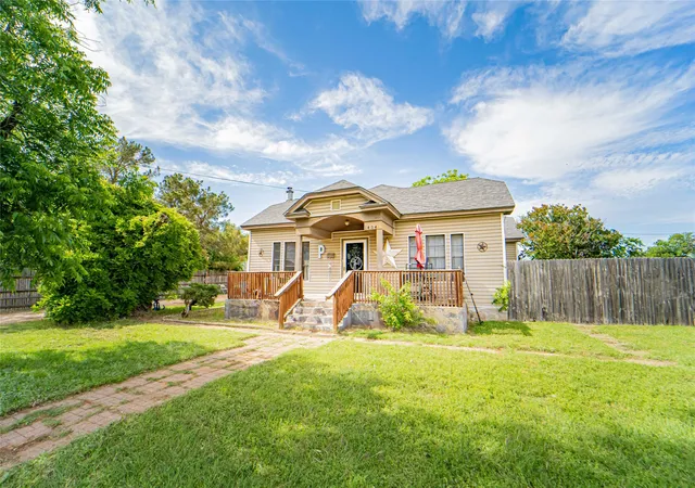 Homes for sale in Breckenridge, TX | 1404 W Walker St, Breckenridge, TX 76424 | MLS# 21262020