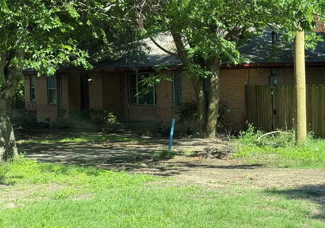 Photo 2 of Single family home for sale at 210 W Bear Creek Rd, Glenn Heights, TX 75154 | MLS# 21265310 | Listing updated on 2026-09-25