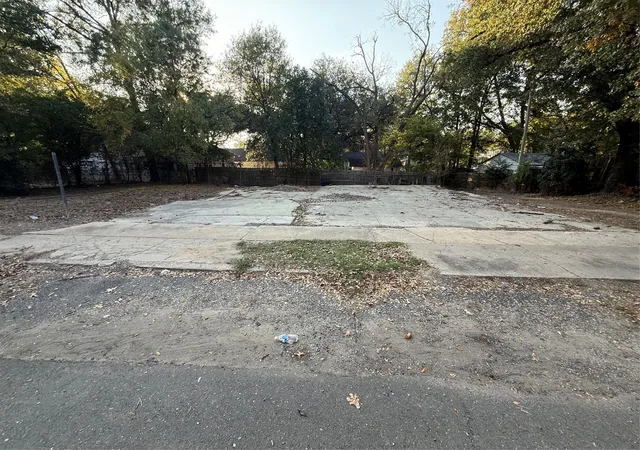 Photo 3 of Sale Pending at 2916 Gilbert Dr, Shreveport, LA 71104 | MLS# 21266287 | Listing updated on 2026-07-17