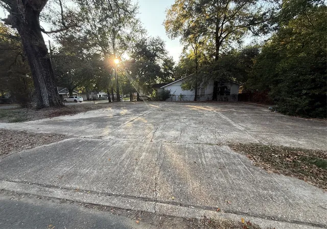 Photo 3 of Sale Pending at 2916 Gilbert Dr, Shreveport, LA 71104 | MLS# 21266287 | Listing updated on 2026-07-17