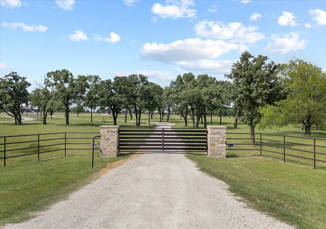 Homes for sale in Pilot Point, TX | 10701 Osburn Rd, Pilot Point, TX 76258 | MLS# 21261946