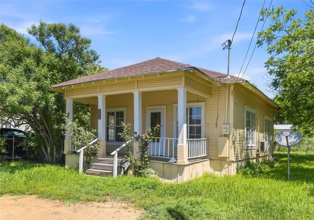 Homes for sale in Bangs, TX | 102 E Fitzgerald St, Bangs, TX 76823 | MLS# 21265183
