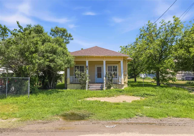 Homes for sale in Bangs, TX | 102 E Fitzgerald St, Bangs, TX 76823 | MLS# 21265183
