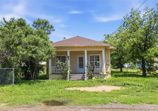 Homes for sale in Bangs, TX | 102 E Fitzgerald St, Bangs, TX 76823 | MLS# 21265183