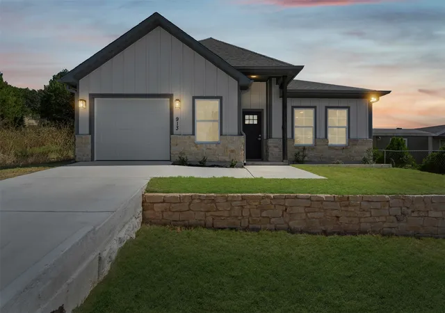 Photo 1 of Single family home for sale at 913 Pease River Dr, Granbury, TX 76048 | MLS# 21259448 | Listing updated on 2026-08-24