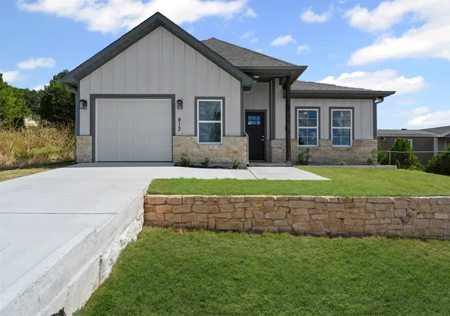 Photo 2 of Single family home for sale at 913 Pease River Dr, Granbury, TX 76048 | MLS# 21259448 | Listing updated on 2026-08-24