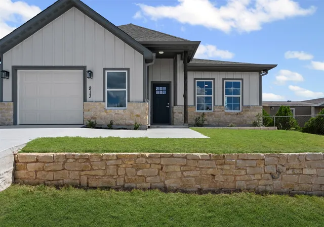 Photo 3 of Single family home for sale at 913 Pease River Dr, Granbury, TX 76048 | MLS# 21259448 | Listing updated on 2026-08-24