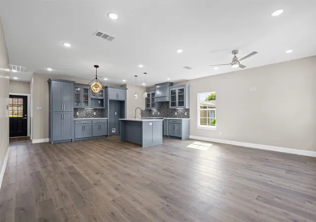 Photo 4 of Single family home for sale at 913 Pease River Dr, Granbury, TX 76048 | MLS# 21259448 | Listing updated on 2026-08-24