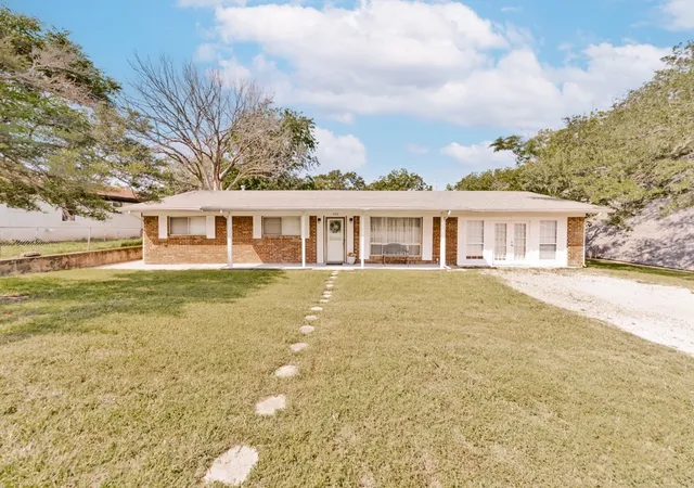 Homes for sale in Bowie, TX | 500 W London St, Bowie, TX 76230 | MLS# 21266527
