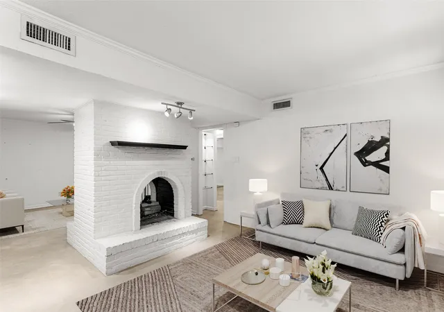 3rd image of 5916 Birchbrook Dr, Dallas, TX 75206