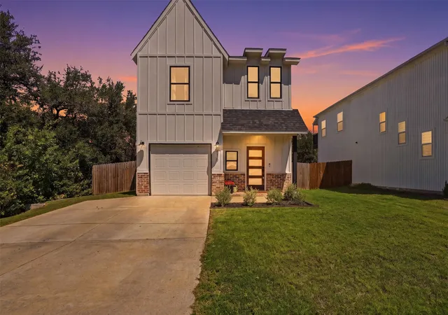 Photo 1 of Single family home for sale at 916 Devils River Dr, Granbury, TX 76048 | MLS# 21266710 | Listing updated on 2026-07-24