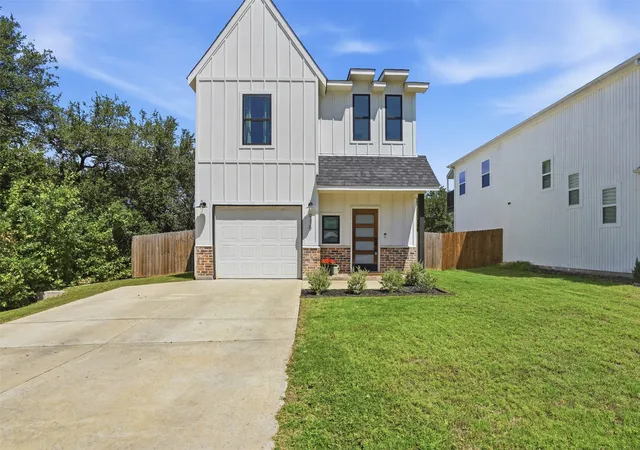 Photo 2 of Single family home for sale at 916 Devils River Dr, Granbury, TX 76048 | MLS# 21266710 | Listing updated on 2026-07-24
