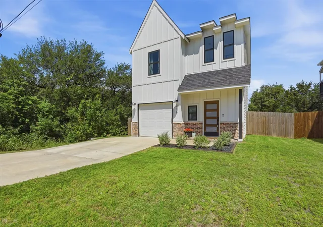 Photo 3 of Single family home for sale at 916 Devils River Dr, Granbury, TX 76048 | MLS# 21266710 | Listing updated on 2026-07-24