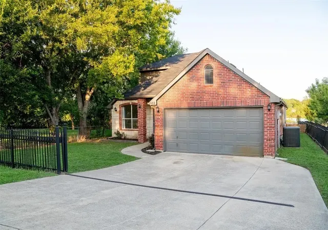Photo 1 of Single family home for sale at 511 Lakeside Dr, Rockwall, TX 75032 | MLS# 21263818 | Listing updated on 2026-08-26