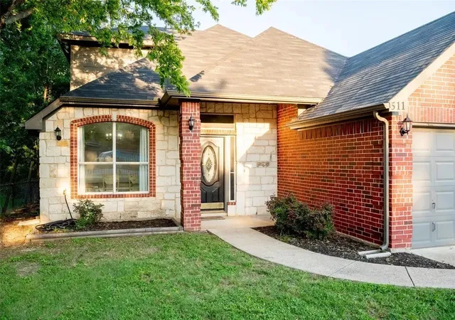 Photo 2 of Single family home for sale at 511 Lakeside Dr, Rockwall, TX 75032 | MLS# 21263818 | Listing updated on 2026-08-26