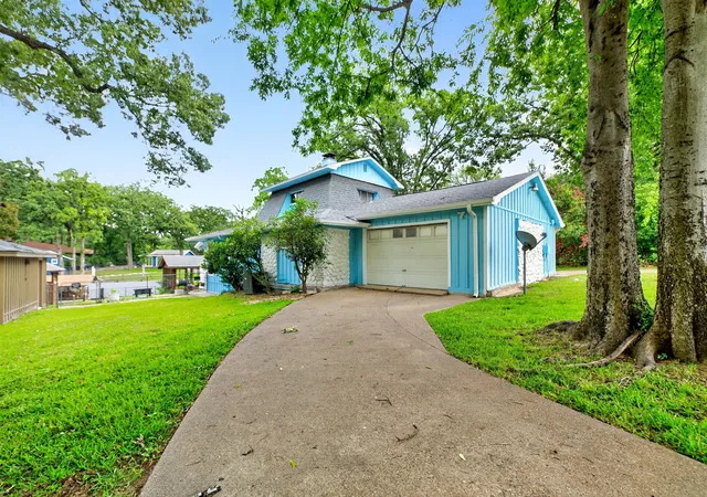 Photo 3 of Single family home for sale at 132 Shady Shores Dr, Mabank, TX 75156 | MLS# 21250557 | Listing updated on 2026-08-28