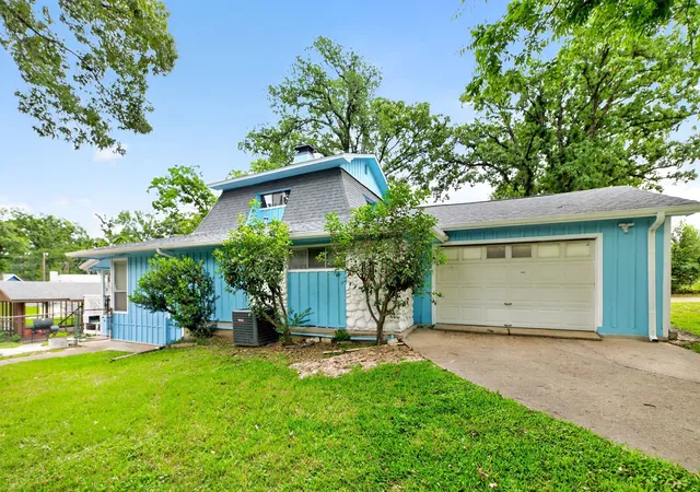 Photo 4 of Single family home for sale at 132 Shady Shores Dr, Mabank, TX 75156 | MLS# 21250557 | Listing updated on 2026-08-28