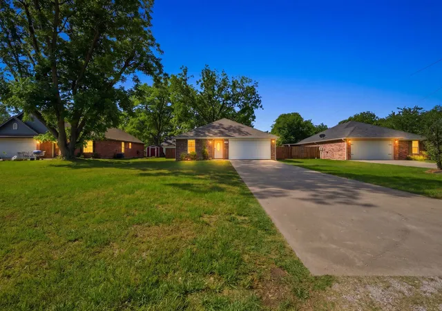 Homes for sale in Collinsville, TX | 402 Robertson St, Collinsville, TX 76233 | MLS# 21258467