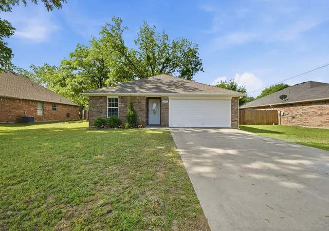 Homes for sale in Collinsville, TX | 402 Robertson St, Collinsville, TX 76233 | MLS# 21258467