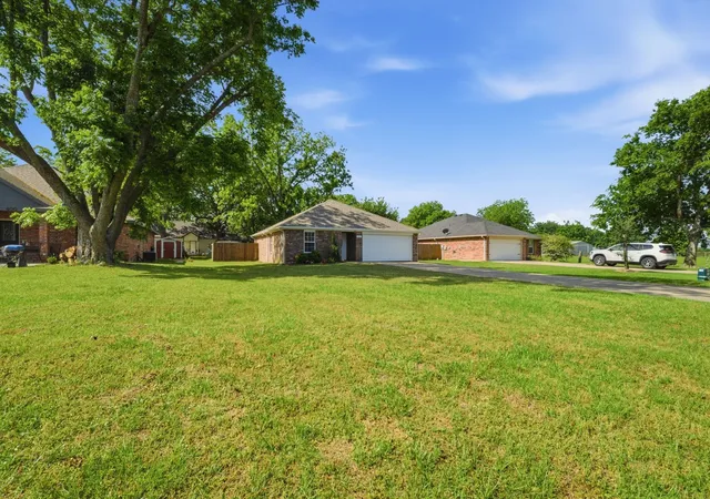 Homes for sale in Collinsville, TX | 402 Robertson St, Collinsville, TX 76233 | MLS# 21258467