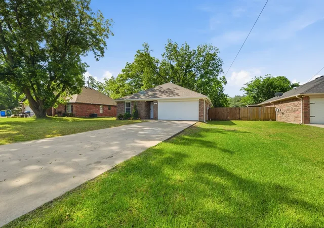 Homes for sale in Collinsville, TX | 402 Robertson St, Collinsville, TX 76233 | MLS# 21258467