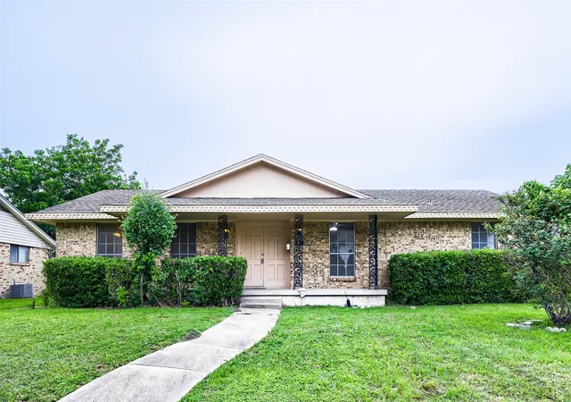 Photo 1 of Sale Pending at 829 Poinsettia Dr, Lancaster, TX 75146 | MLS# 21167931 | Listing updated on 2026-08-21