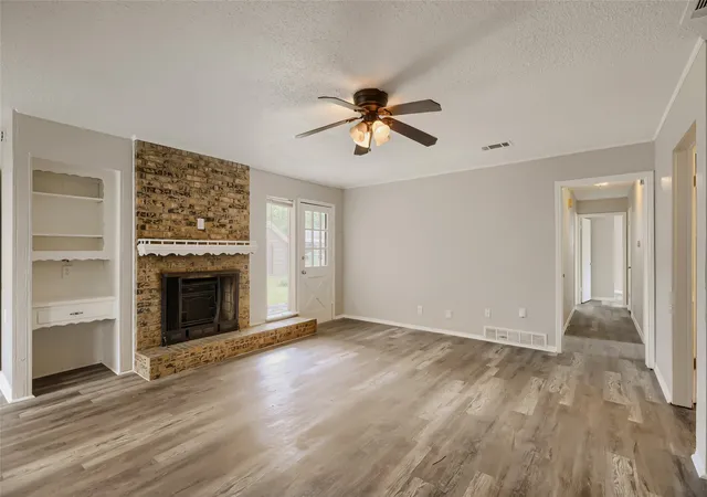Photo 4 of Sale Pending at 829 Poinsettia Dr, Lancaster, TX 75146 | MLS# 21167931 | Listing updated on 2026-08-21