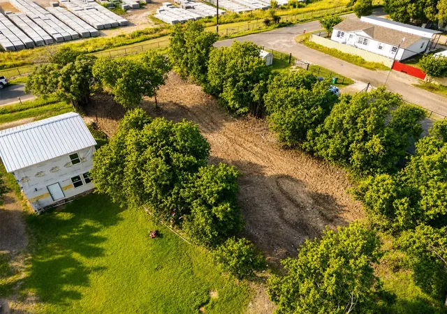Photo 2 of Land for sale at 992 Lincoln City Rd, Waco, TX 76705 | MLS# 21264565 | Listing updated on 2026-07-08