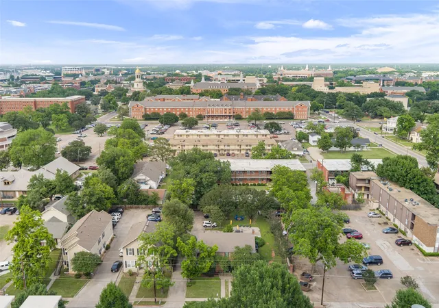 Photo 3 of Single family home for sale at 1500 S 10th St, Waco, TX 76706 | MLS# 21267049 | Listing updated on 2026-08-24