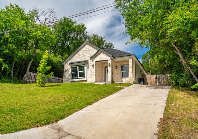 Homes for sale in Fort Worth, TX | 2955 Pearl Ave, Fort Worth, TX 76106 | MLS# 21266381