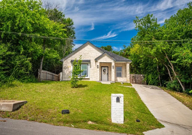 Homes for sale in Fort Worth, TX | 2955 Pearl Ave, Fort Worth, TX 76106 | MLS# 21266381