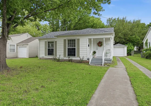 Photo 1 of Single family home for sale at 1032 N Lockhart St, Sherman, TX 75092 | MLS# 21255941 | Listing updated on 2026-07-04