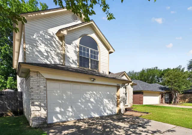 Photo 3 of Sale Pending at 10836 Tall Oak Dr, Fort Worth, TX 76108 | MLS# 21266712 | Listing updated on 2026-07-06