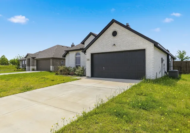 Photo 3 of Single family home for sale at 504 Flora Ct, Nevada, TX 75173 | MLS# 21261927 | Listing updated on 2026-07-16
